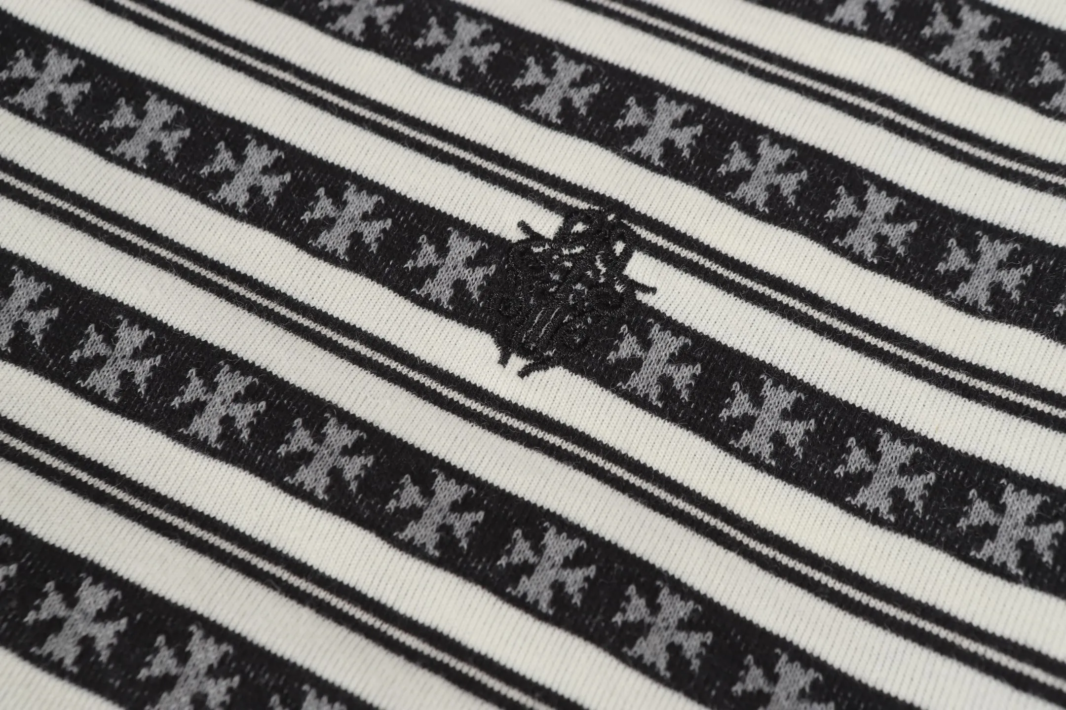 P190 -Chrome Hearts/Chrome Hearts 25ss season's most popular striped yarn-dyed long-sleeved T-shirt -High weight, high density and high quality. The wool is soft, delicate and skin-friendly. It feels soft and silky. It has excellent warmth and skin-friendly properties. -Customized weaving and dyeing, no color difference, no matter the fabric or workmanship details, beat the ordinary version on the market. -Colour: black, gray, blue, pink, green -Size: S M L XL